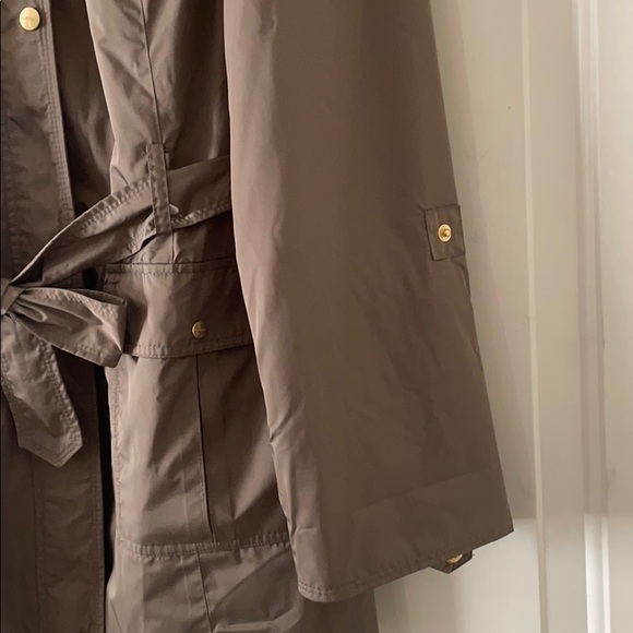 Adjustable sleeve and hood Ellen Tracy Trench Coat - Picture 3 of 11